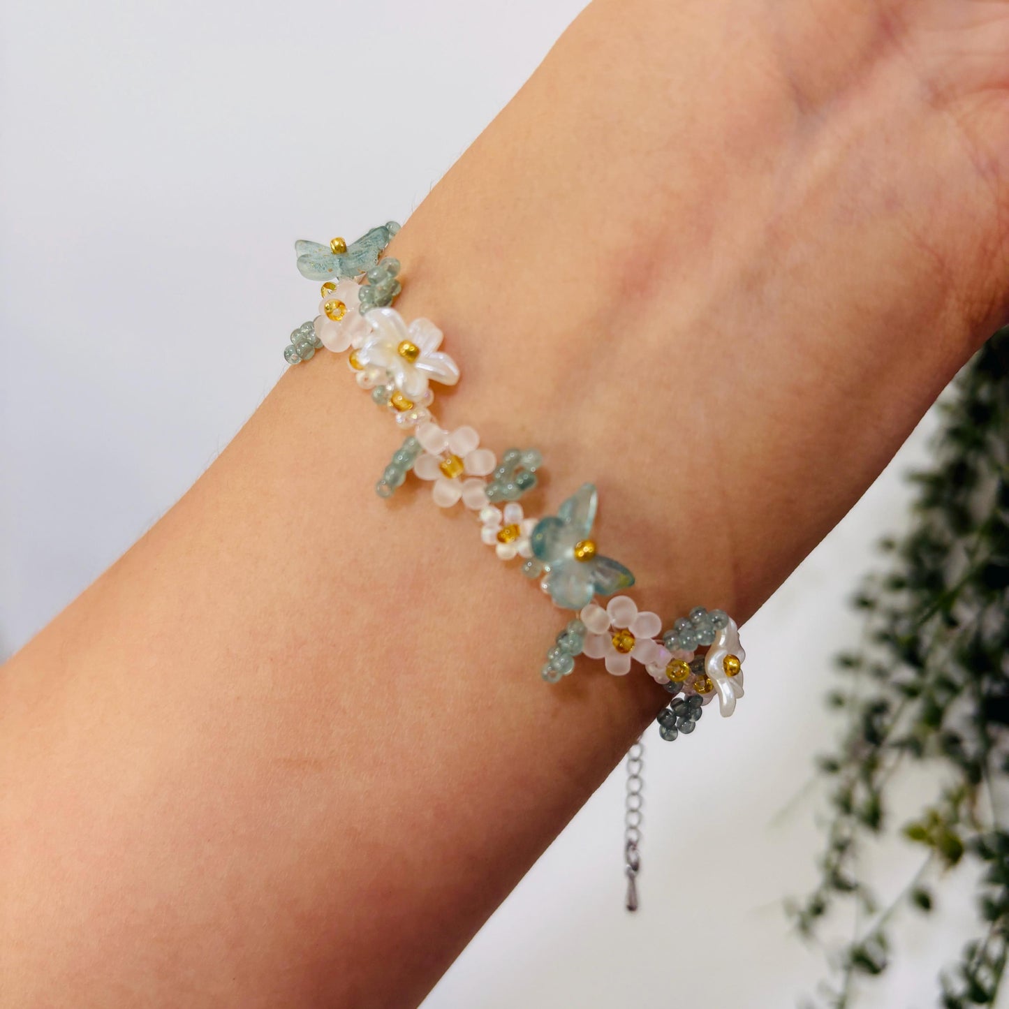 Handmade Jasmine Green Butterfly Pearl Phone Strap: Beaded Flower Bracelet